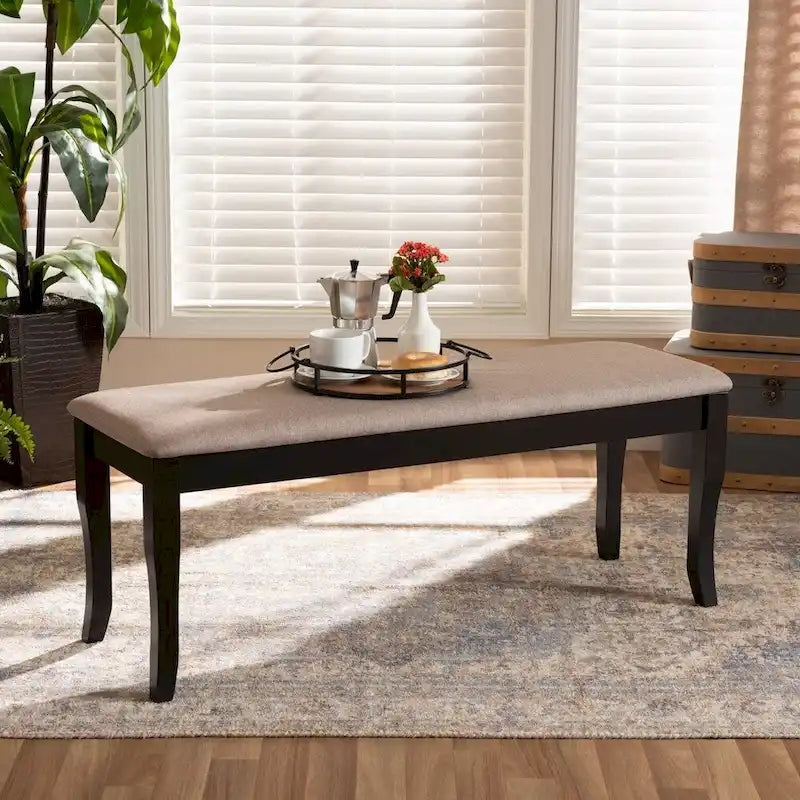 Moderne, eigentijdse overgangsbank van hout met stoffen bekleding voor de eetkamer